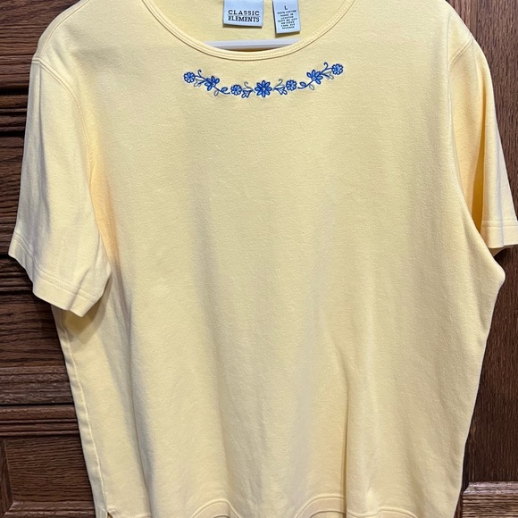 Classic Elements yellow shirt with blue flowers along neckline, size Large - Picture 1 of 6